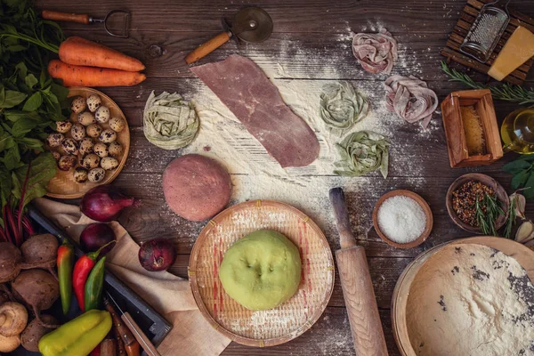 Čerstvé Domácí Těstoviny Těstovinovými Ingrediencemi Tmavém Dřevěném Stolku Italský Těstoviny — Stock fotografie