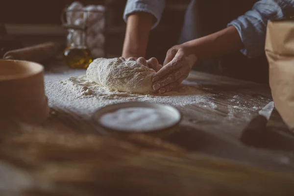 Mujer Amasando Masa Para Pasta Pizza Mesa Masa Harina Con — Foto de Stock