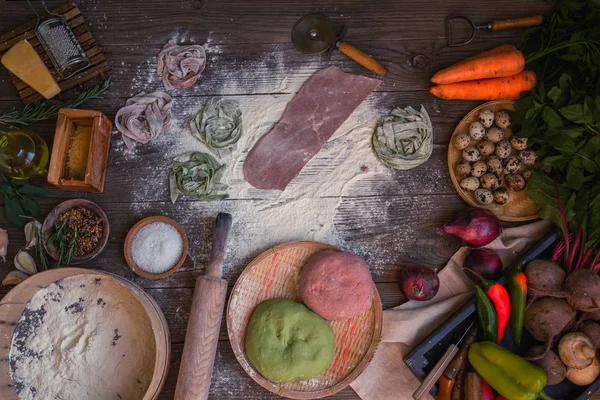 Čerstvé Domácí Těstoviny Těstovinovými Ingrediencemi Tmavém Dřevěném Stolku Italský Těstoviny — Stock fotografie