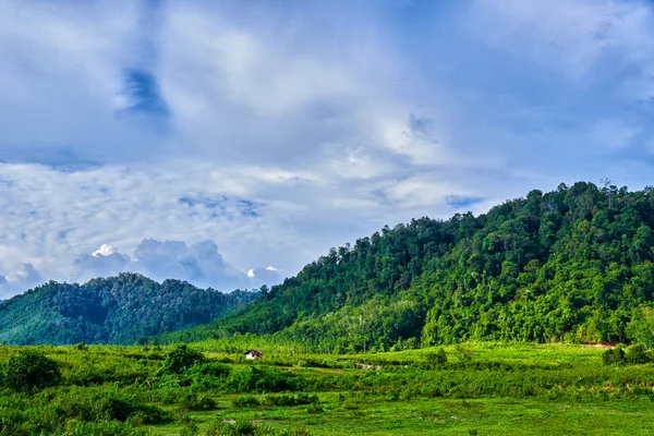 Paisaje Montañoso Una Neblina Azul Horizonte Espectacular Vista Cielo Nublado —  Fotos de Stock