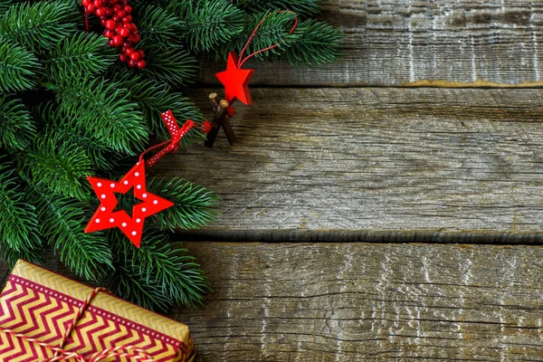 Ahşap Tahta Üzerinde Süslemeleri Hediye Ile Noel Köknar Dalları — Stok fotoğraf