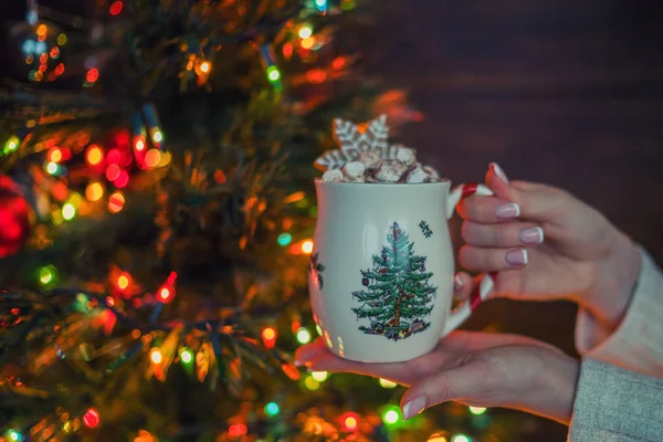 Winterurlaub Heißgetränke Und Personenkonzept Frauenhände Mit Kaffee Auf Dem Leuchtenden — Stockfoto