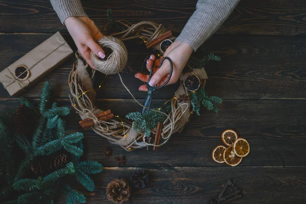 Composición Navideña Mujer Haciendo Corona Navidad Hecha Mano Sobre Mesa — Foto de Stock