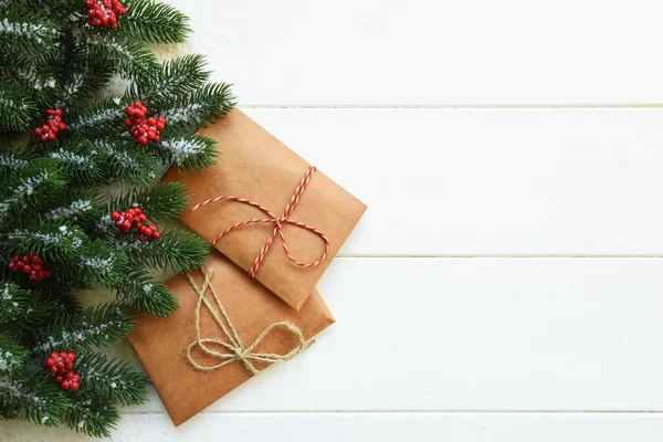 Ramas Abeto Navideño Con Decoraciones Regalos Tablero Blanco Madera Imagen — Foto de Stock