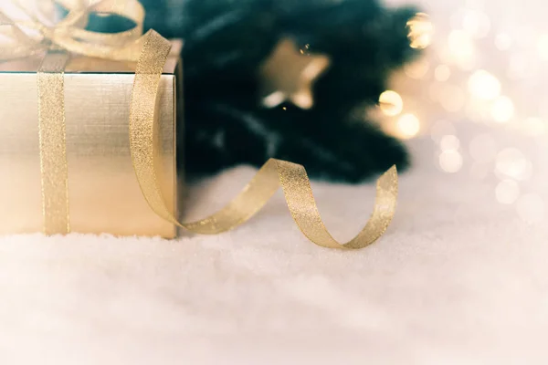 Новогодняя Рождественская Открытка Еловыми Ветвями Золотым Убранством Подарочной Коробкой Рождественские — стоковое фото
