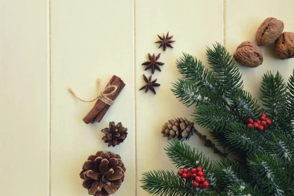 Ramos Abeto Natal Com Decorações Temperos Tábua Branca Madeira Imagem — Fotografia de Stock