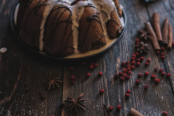 素朴なホームキッチンでベリー スパイス チョコレートと木製のテーブルの上にホリデーケーキ クリスマスベーキングの背景 暗い木製の背景に調理するための成分 自家製のお祝いの食べ物 トーン画像 — ストック写真
