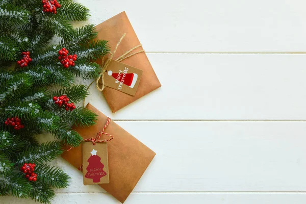 Ramas Abeto Navideño Con Decoraciones Regalos Tablero Blanco Madera Imagen — Foto de Stock