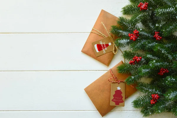 Ramas Abeto Navideño Con Decoraciones Regalos Tablero Blanco Madera Imagen — Foto de Stock