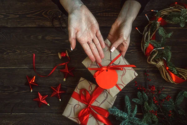 Vrouwenhanden Met Geschenkdoos Cadeau Met Rood Lint Decoraties Sparren Takken — Stockfoto
