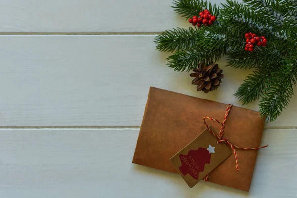 Ramas Abeto Navidad Con Decoraciones Regalos Tablero Blanco Madera Imagen — Foto de Stock