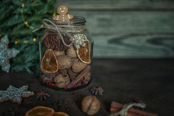 Hausgemachte Lebkuchen Glas Mit Tannenzweigen Hintergrund Gewürzen Und Dekor Urlaub — Stockfoto