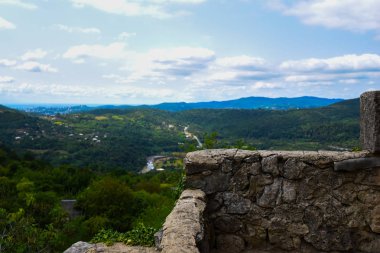 Antik taş duvar. Kutaisi, Gürcistan yakınlarındaki ortaçağ Motsameta manastır kompleksinden vadi görünümü. Unesco dünya mirası. Güzel Gürcü dağ vadisi ve mavi gökyüzü görünümü.