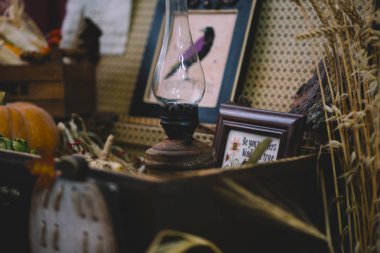 Satılık ilginç eski şeyler le dolu bir vitrin görünümü. Kapalı bit pazarında çeşitli vintage nesneler. Ev vintage iç natürmort detayları. Sıcak rahat sonbahar konsepti 