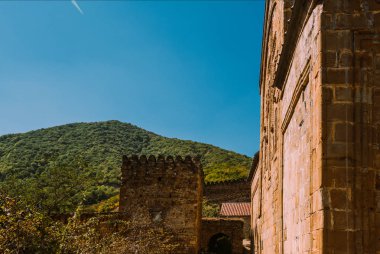 Ortaçağ kale kompleksi Ananuri, Gürcistan avlusu. Eski taş duvarlı antik binalar. Dolambaçlı Aragvi nehri bir uçurumun üzerinde pitoresk bir konumda yer almaktadır. UNESCO dünya mirası.