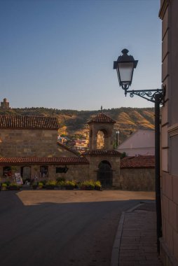 Çatılı geleneksel taş evler Tiflis, Gürcistan eski kentinde eski kırmızı kiremit ile kaplıdır.