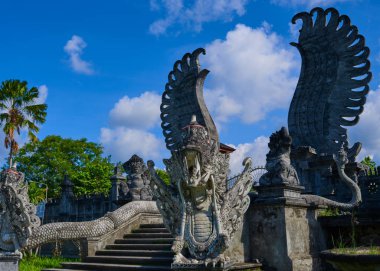 Tapınağın Bali adasında antik taş oyma güzel manzarasına. Bali dili hindu tapınağı oymalar ve heykeller ile süslenmiştir. Eski Hint mimarisi, antik tasarım. Yaz ve tatil kavramı.