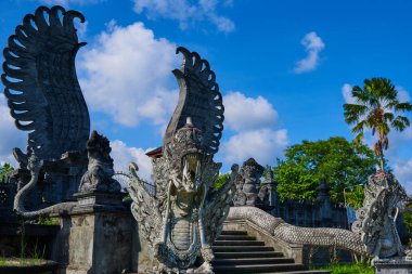 Tapınağın Bali adasında antik taş oyma güzel manzarasına. Bali dili hindu tapınağı oymalar ve heykeller ile süslenmiştir. Eski Hint mimarisi, antik tasarım. Yaz ve tatil kavramı.