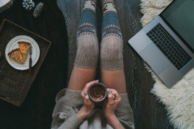 Kış tatili, sıcak içecekler ve insanların konsepti