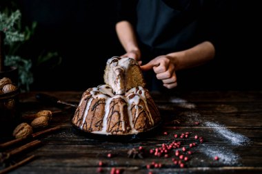 Ev rustik mutfakta ev yapımı kek Noel arifesi pişirme. Kadının elleri puding yapar. Koyu ahşap masada noel pişirme için malzemeler. Mutlu Noeller ve Mutlu Tatiller! Tonlu görüntü.