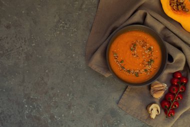 Sonbahar sebze ve kabak çekirdeği ile bir kapta kabak çorbası. Vegan çorbası. Sebze krema çorbası ve malzemeler. Sağlıklı beslenme veya vejetaryen gıda kavramı. Kopyalama alanı ile üst görünüm. Tonlu görüntü.