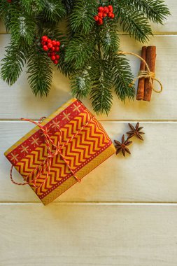 Ahşap beyaz tahta üzerinde süslemeleri ve hediye ile Noel köknar dalları. Kopyalama alanı ile tonlu görüntü.