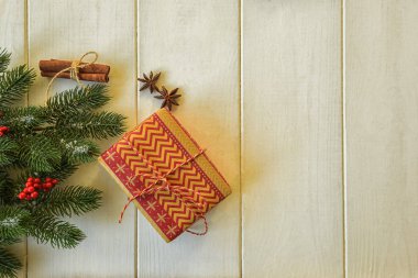 Ahşap beyaz tahta üzerinde süslemeleri ve hediye ile Noel köknar dalları. Kopyalama alanı ile tonlu görüntü.