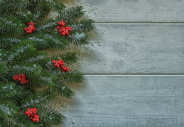 Köknar dalları ve kırmızı çilek ile Noel ahşap arka plan. Kopyalama alanıyla görüntüle.