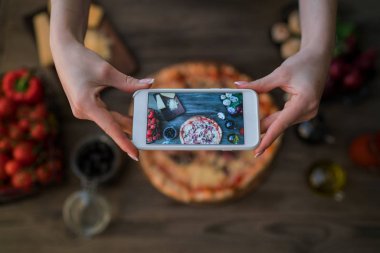 Gıda blogger kavramı. Genç kadın akıllı mutfak at video kayıt. Pişirme işlemi için onun blog her adımda kayıt kadın. Diyet, teknoloji, sağlık, gıda, yemek, mutfak ve insanlar.