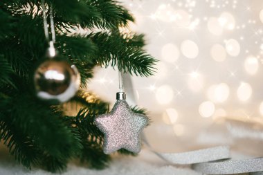 Güzel parlak top ve yıldız süsleri ile Noel köknar dalları. Mutlu Noeller ve Mutlu Yıllar. Selecnive odak. Tonlu görüntü. Metniniz için alan kopyalama.