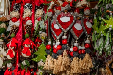 Münih, Almanya'nın tarihi merkezinde geleneksel Noel Pazarı hediyelik eşya satan tipik bir dükkan. Renkli Noel arka plan. Birçok farklı el yapımı hatıra. Seçici odaklama.