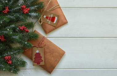 Noel hediyeleri, çam dalları, beyaz arka plan üzerinde kırmızı meyveler. Düz yatıyordu, üstten bak. Kopyalama alanı.