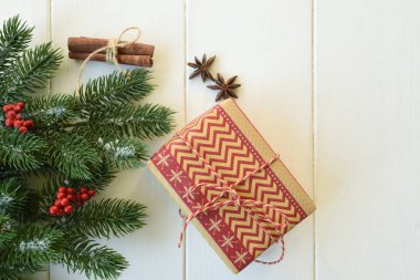 Ahşap beyaz tahta üzerinde süslemeleri ve hediye ile Noel köknar dalları. Kopyalama alanı ile tonlu görüntü.