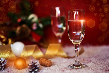 Bir bardak şampanya, kutlama teması. Kutlama yeni yıl. İki bardak şampanya bokeh ışıklar bir arka plana dayanır. Parti ve tatil kutlama kavramı. Sığ derinlik-in tarla. Seçici odak.