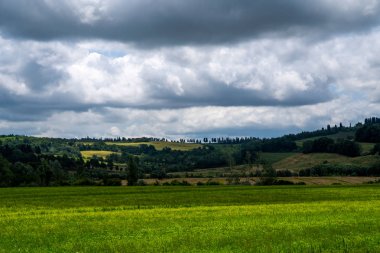Bulutlu bir gökyüzü ile bir yaz fırtına sonra güzel bir gün taze yeşil çayırları ile Fransa kırsal dağ manzarası renkli görünümü. Eko turizm.