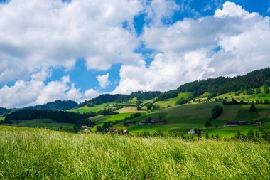 Yaz aylarında güzel bir günde taze yeşil çayırları ile Alpler'de pastoral dağ manzarasının renkli manzarası. Unesco Biyosfer rezervi Entlebuch Lucerne yakınlarındaki mükemmel bir yavaşlama hotspot.