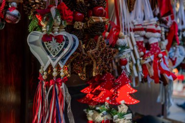 Münih, Almanya'nın tarihi merkezinde geleneksel Noel Pazarı hediyelik eşya satan tipik bir dükkan. Renkli Noel arka plan. Birçok farklı el yapımı hatıra. Seçici odaklama.