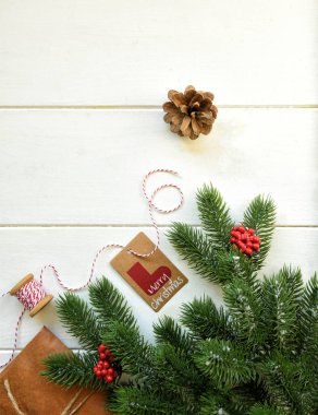 Ahşap beyaz tahta üzerinde süslemeleri ve hediye ile Noel köknar dalları. Kopyalama alanı ile tonlu görüntü.