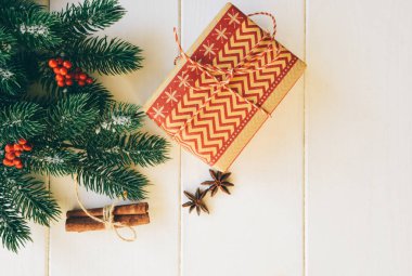 Ahşap beyaz tahta üzerinde süslemeleri ve hediye ile Noel köknar dalları. Kopyalama alanı ile tonlu görüntü.