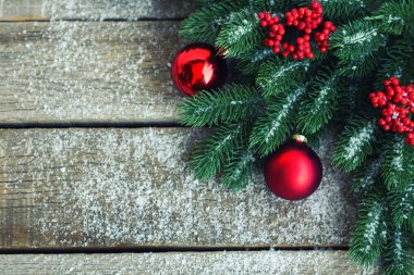 Noel ağacı dalları, dekorasyon ve kırmızı topları ile tebrik kartı için Noel arka plan, koyu ahşap tahta üzerinde. Metin için kopyalama alanı ile üst görünüm.