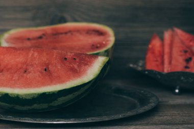 Kırsal masada olgun sulu kırmızı karpuz..