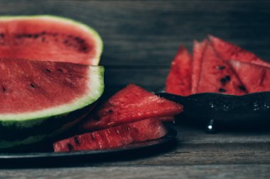Kırsal masada olgun sulu kırmızı karpuz..