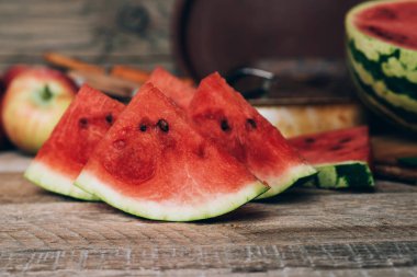 Bazı parçalar ve koyu bir arka plan üzerinde ferahlatıcı karpuz yarısı.