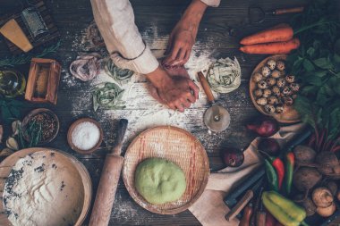 Un, oklava ve sebze ile rustik mutfak masasında ev yapımı makarna linguine yapma. Rustik stil, tonlu görüntü.