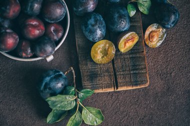Koyu ahşap bir arka plan üzerinde damla erik. Tonlama. Seçici odaklama.