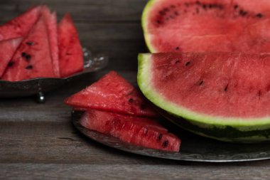 Kırsal masada olgun sulu kırmızı karpuz..