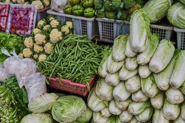 Pazar tezgahında taze meyve ve sebze büyük bir seçim. Sebze Cameron Highlands, Malezya geleneksel pazarda standı.