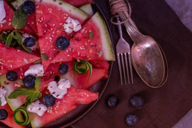 Karpuz, peynir, taze nane yaprakları, yaban mersini ve tohum yaz salatası. Kopyalama alanı ile üst görünüm. Sağlıklı gıda.