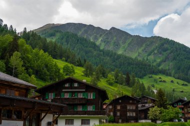 İsviçre'nin Ernen köyünde eski tarihi dağ evi. Alpler'deki ünlü ahşap dağ evleri. Valais kantonundaki küçük bir köy. Doğa manzarası. Kartpostal. Seyahat ve tatil konsepti