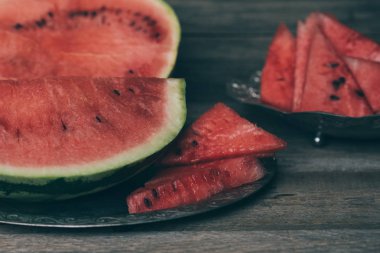 Rustik vintage arka planda parlak sulu karpuz. Yarım ferahlatıcı çilek üst görünüm ve yumuşak odak. Yaz aylarında sağlıklı beslenme ve vejetaryen yemekler. Tonda vintage görüntü.